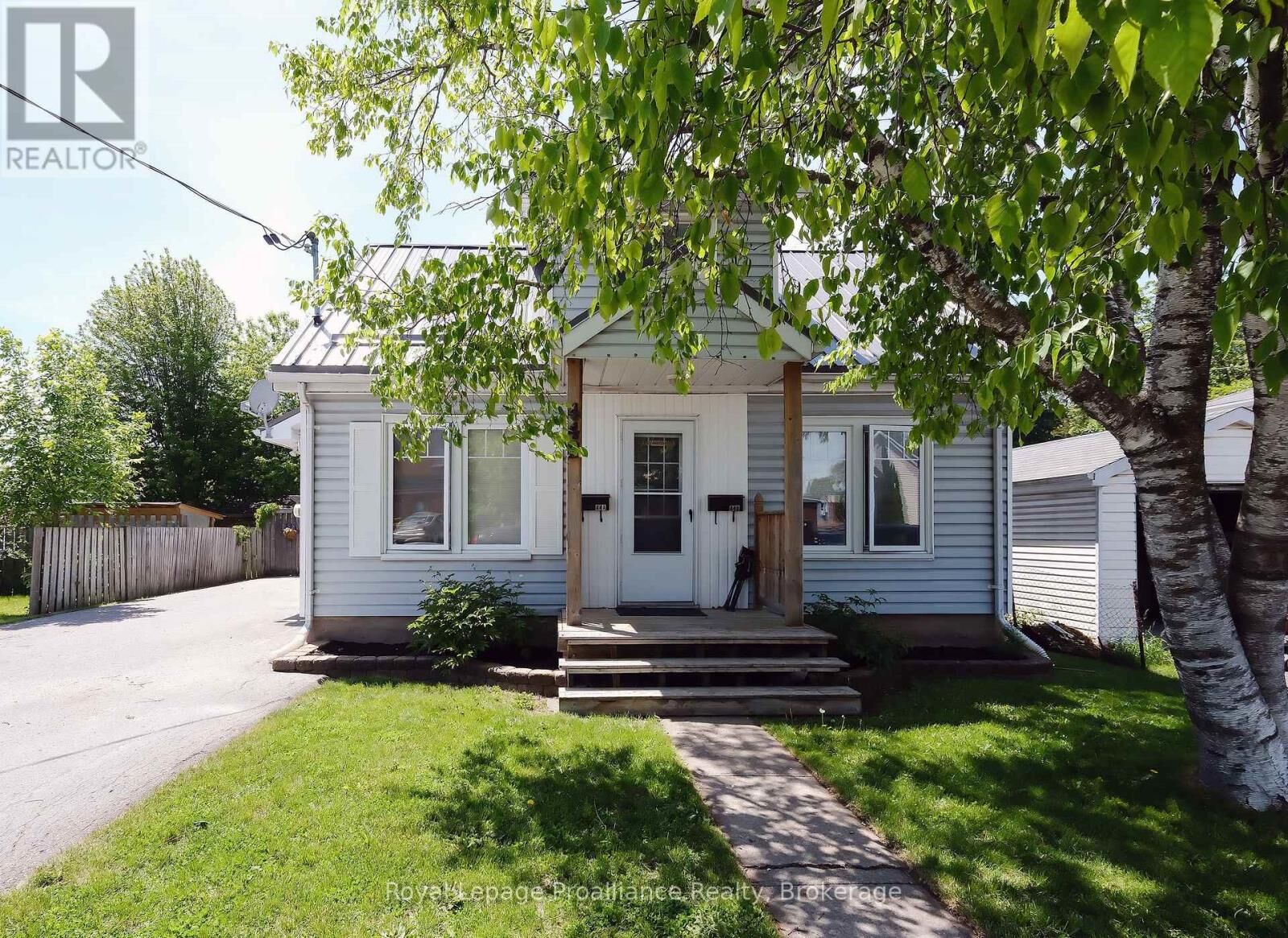 Property Photo:  44 Ponton Street  ON K8P 3T6 