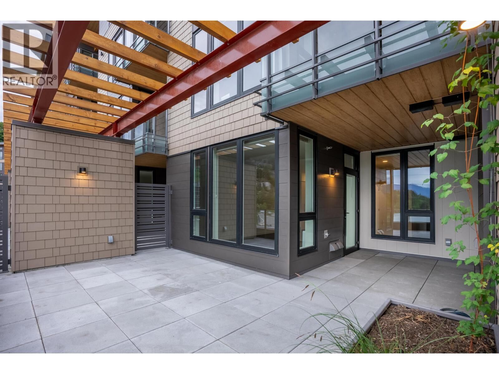 Property Photo:  1500 Scott Crescent 207  BC V8B 1G5 