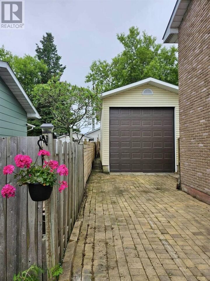 Property Photo:  59 Jemmette St  ON P6A 5W9 