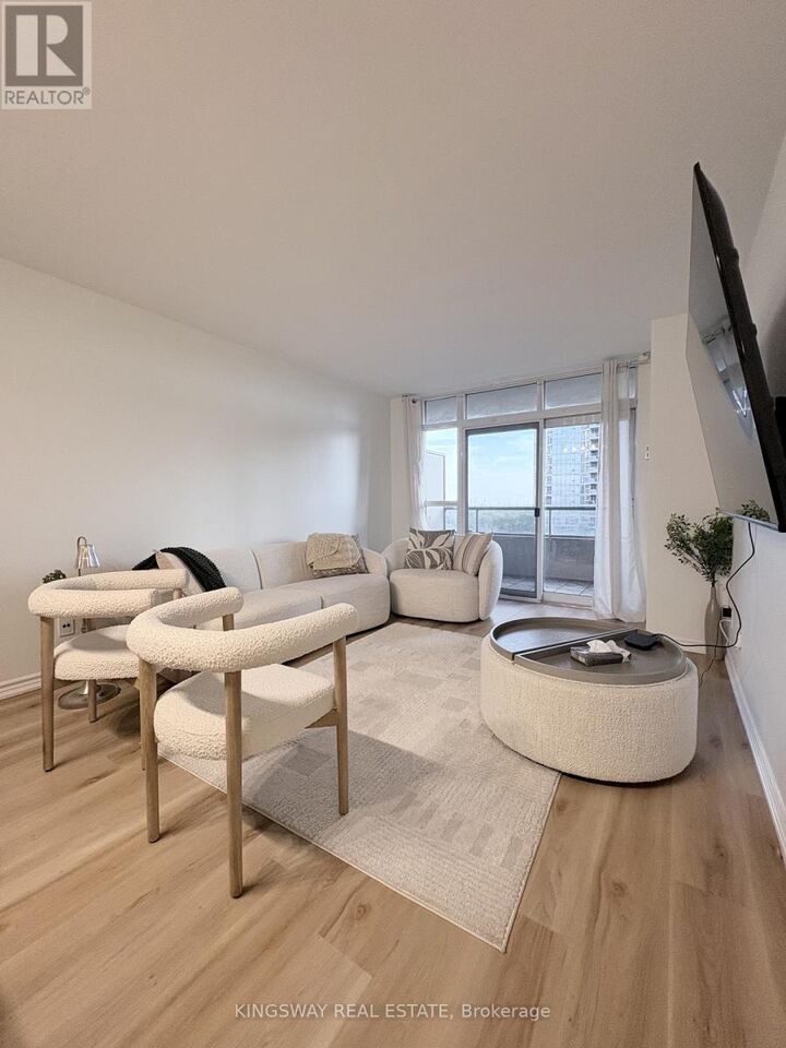 Property Photo: 35 Kingsbridge Garden Circle 814 ON L5R 3Z5