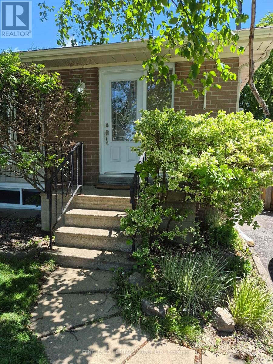 Property Photo:  69 Lindsay Avenue  ON L3Y 4N7 