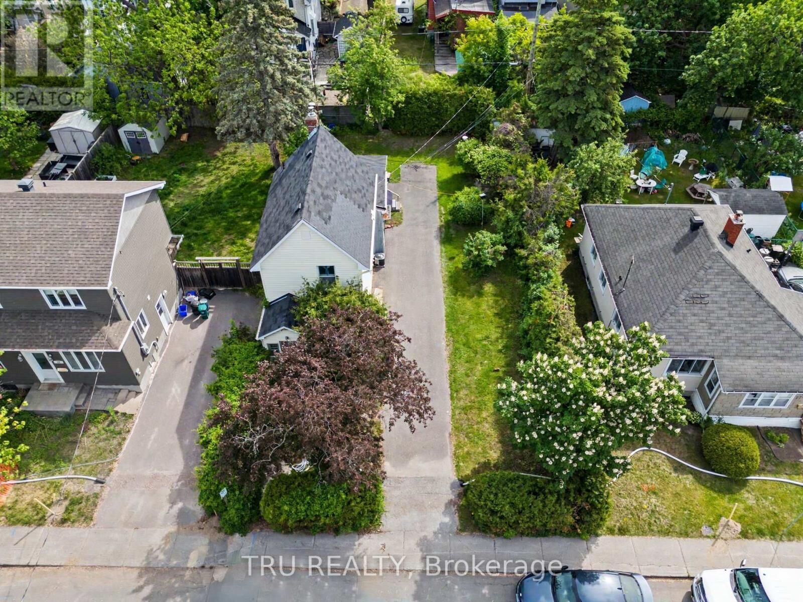 Property Photo:  23 Anna Avenue  ON K1Z 7T5 