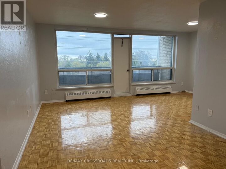 Photo de la propriété: 363 Lakeshore Road East 504 ON L5G 1H7