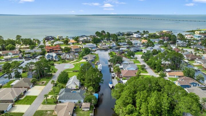 Property Photo: 1624 Llani Lane FL 32563