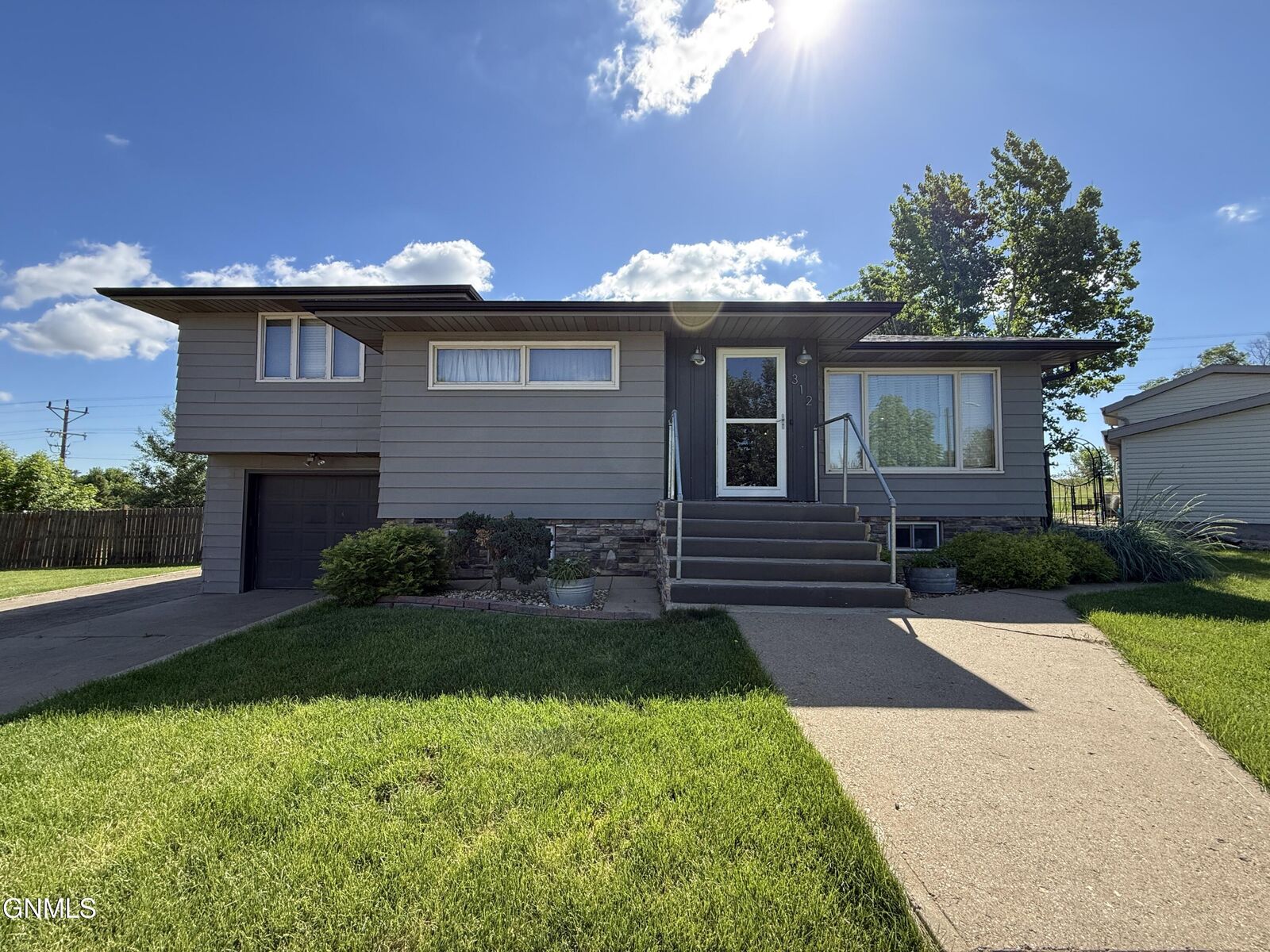 Property Photo:  312 E St S  ND 58631 