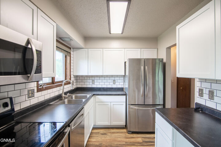 Property Photo: 1107 Chestnut Lane ND 58523