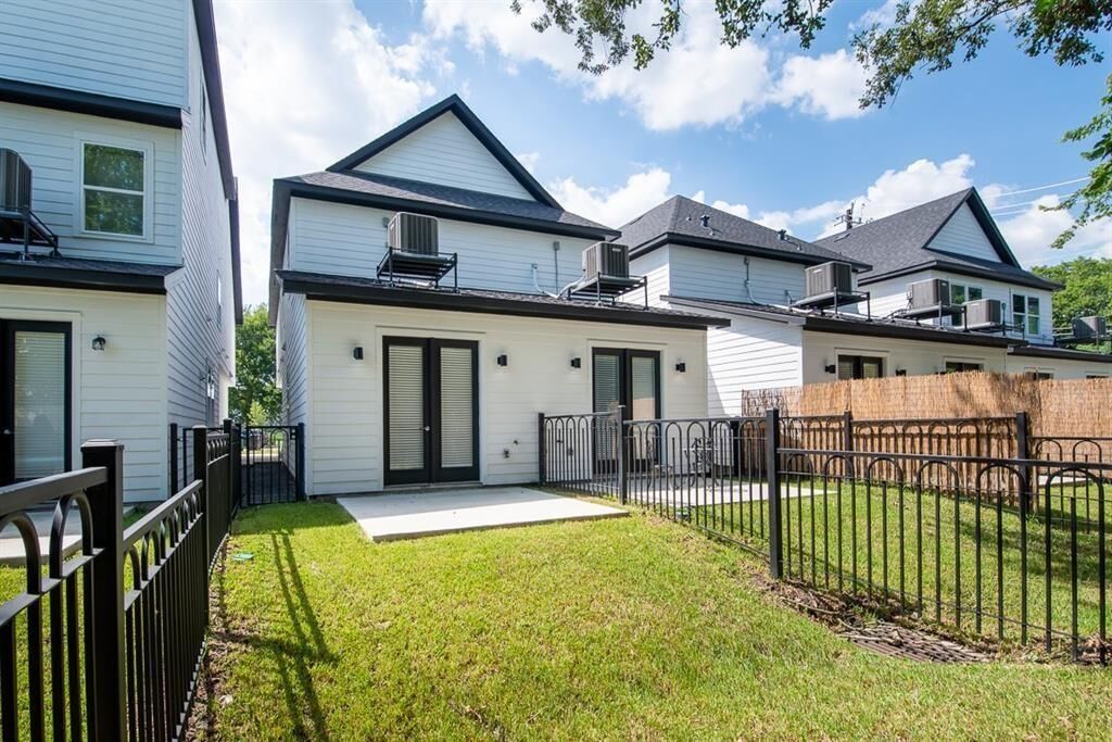 Property Photo: 5115 Briscoe Street A/B TX 77033