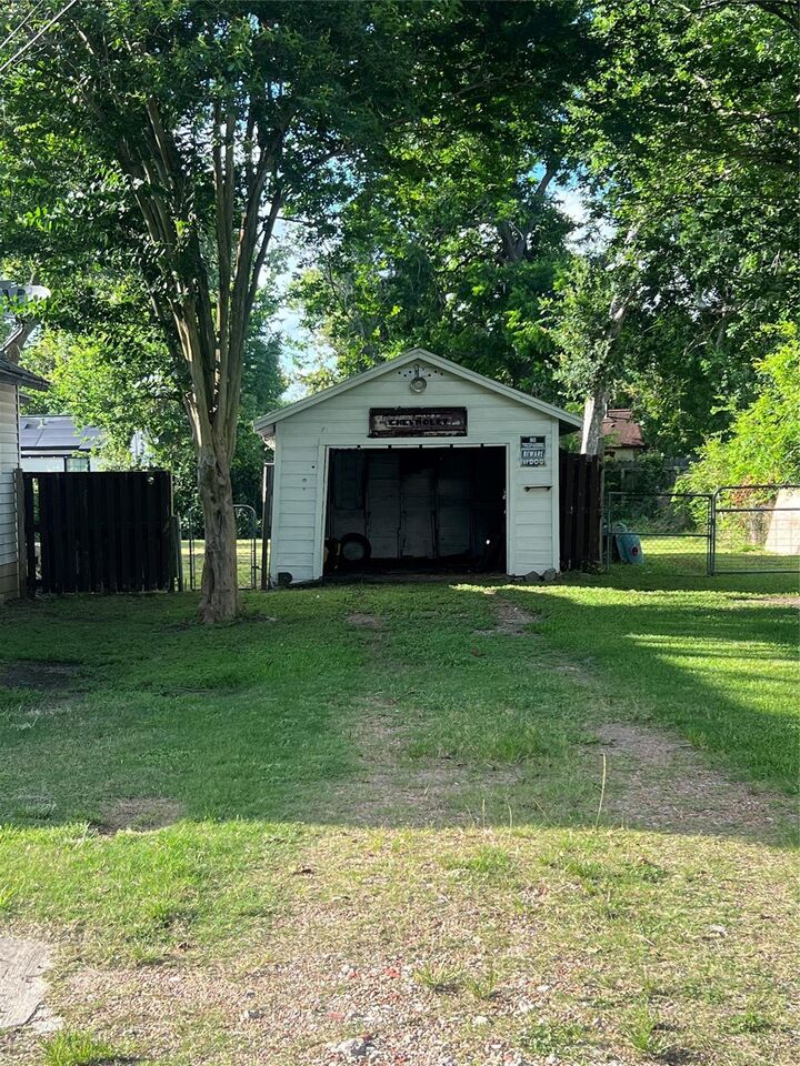Property Photo: 122 W Pecan Lane TX 77531