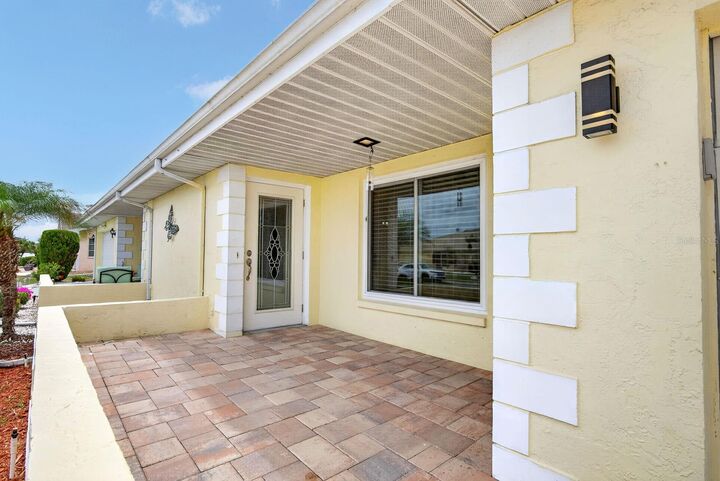 Property Photo:  1612 Bentwood Drive  FL 33573 