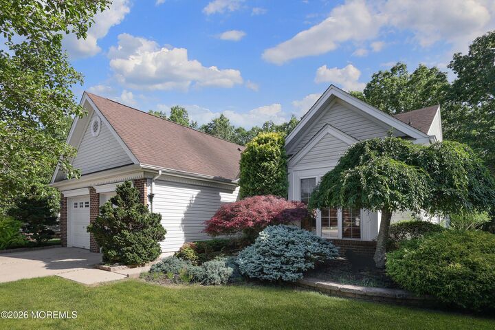 Property Photo:  7 Oakhill Court  NJ 08527 