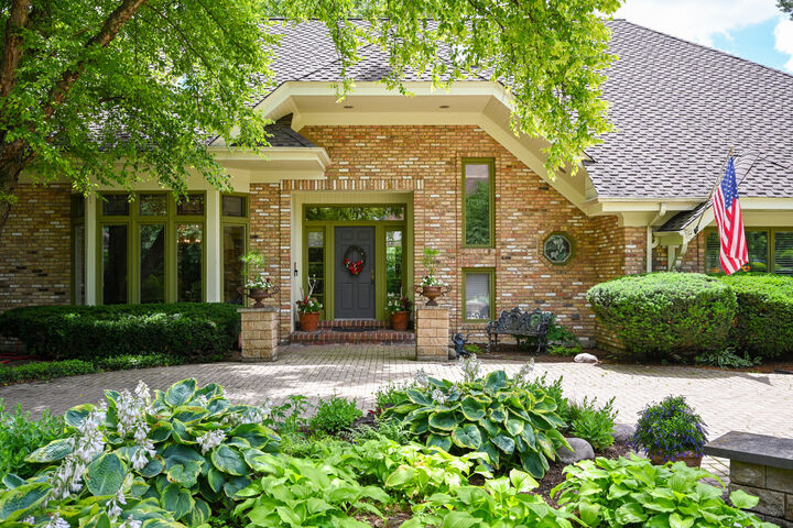 Property Photo:  