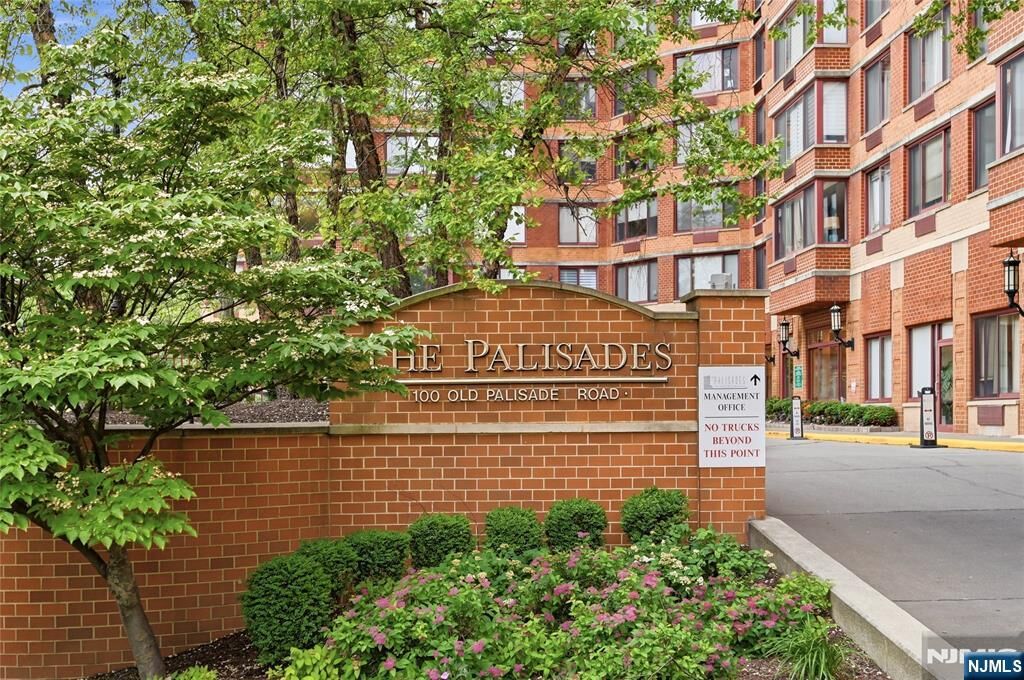 Property Photo:  100 Old Palisade Road 1613  NJ 07024 