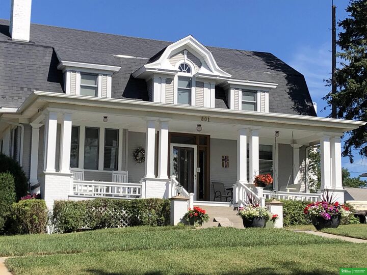 Property Photo: 801 &Amp 811 10th Street NE 68791