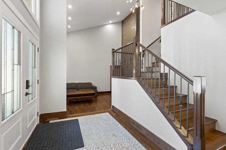 Property Photo:  40 Wood Crescent SW  AB T2W 4B6 