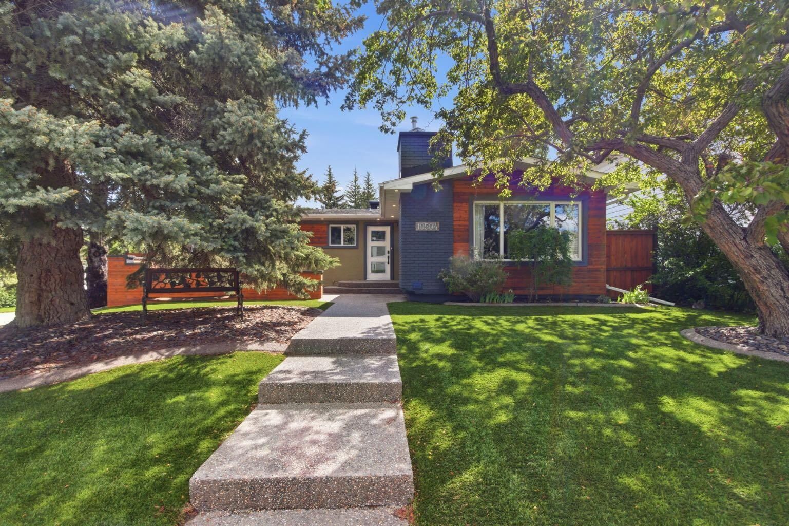 Property Photo:  10504 Spadina Drive SW  AB T2W 0T4 