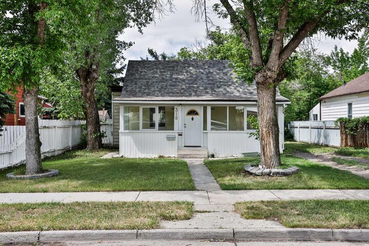 318 16 Street N — photo 1