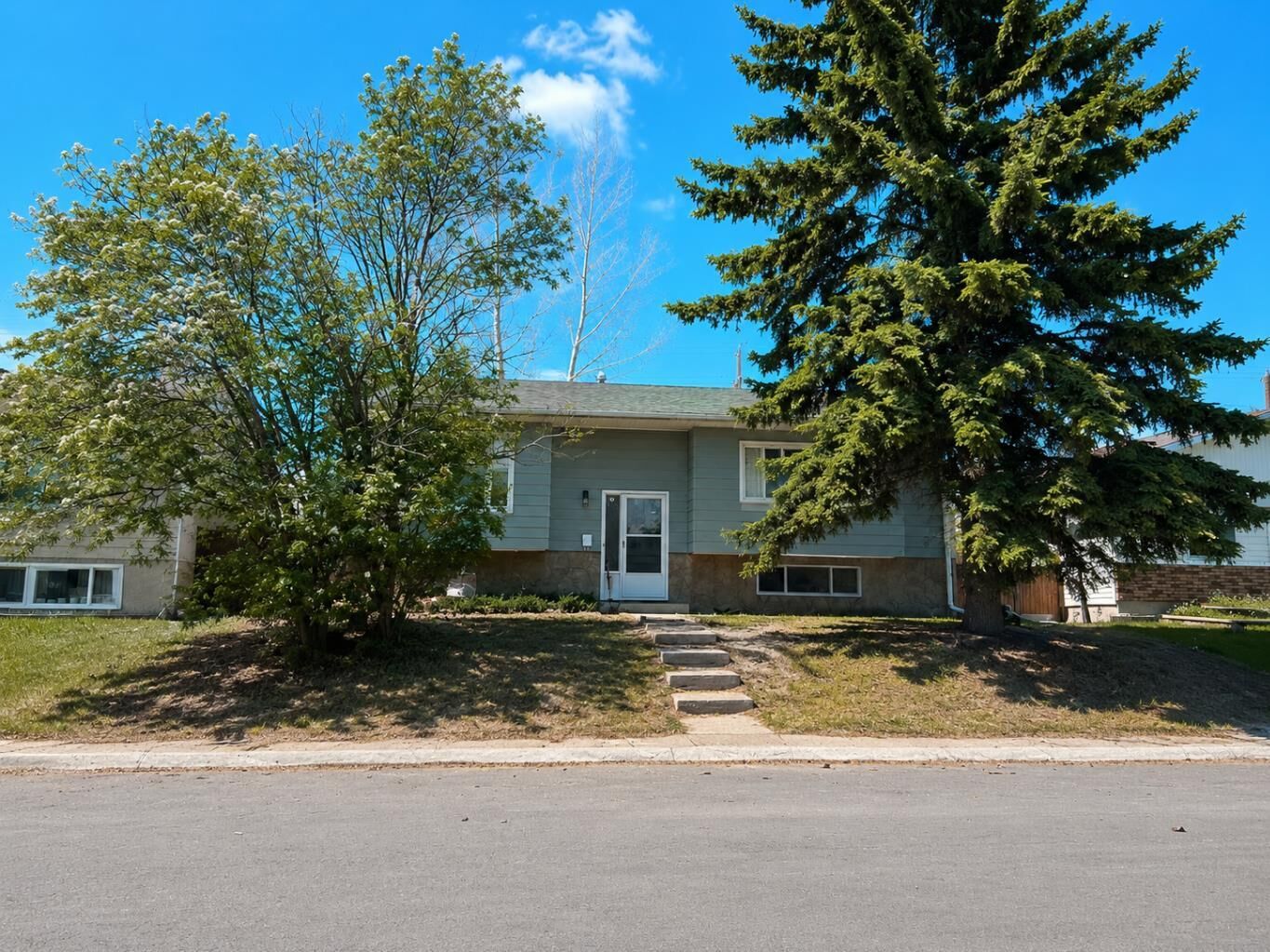 Property Photo:  215 Penbrooke Way SE  AB T2A 3S7 
