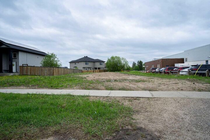 Property Photo:  212 Beacon Hill Drive  AB T9H 2P1 
