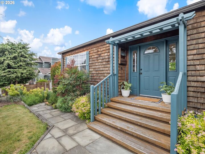 Property Photo:  3331 SW Seymour St  OR 97239 