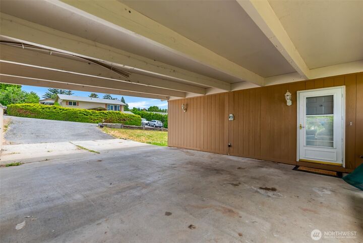 Property Photo: 606 Lacey Pl WA 98802