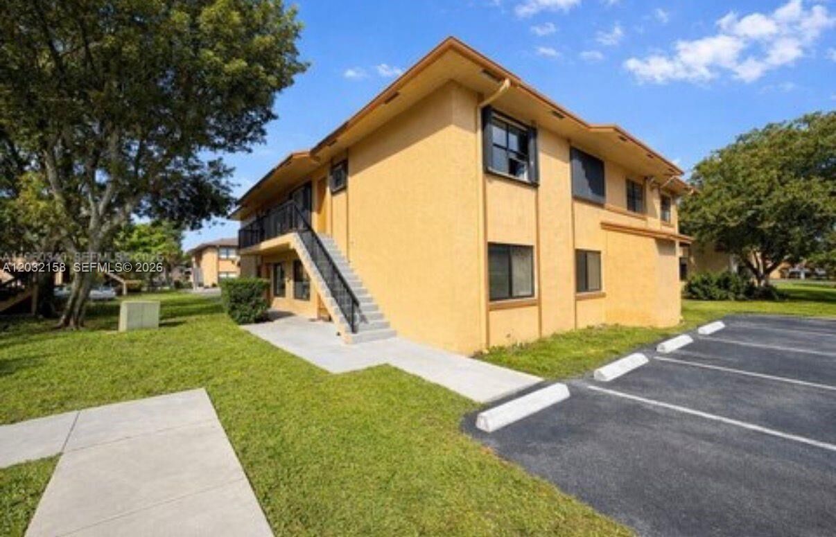 Property Photo: 2530 W 67th Pl 12-29 FL 33016
