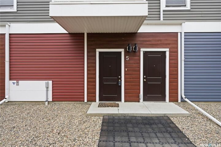 Property Photo: 401 L Avenue S 5 SK S7M 5Y6