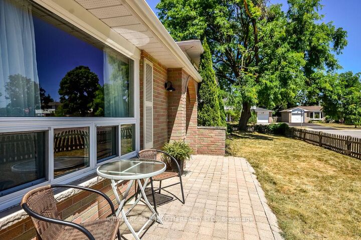 Property Photo: 32 Lonsdale Place ON L4M 4J1