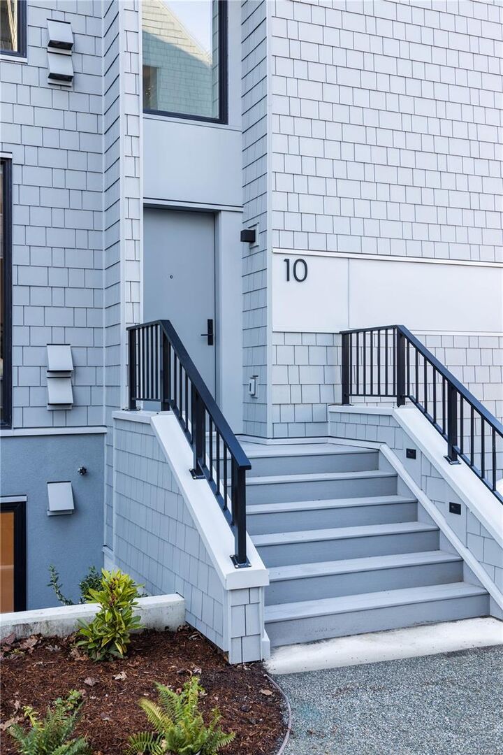 Property Photo: 907 Redfern St #9 BC V8S 4G6