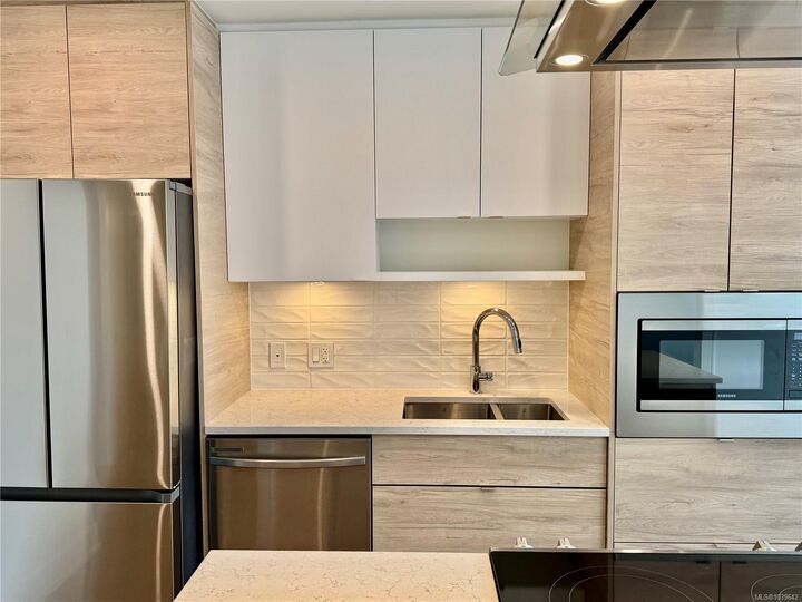 Property Photo: 1628 Store St #814 BC V8W 3K3