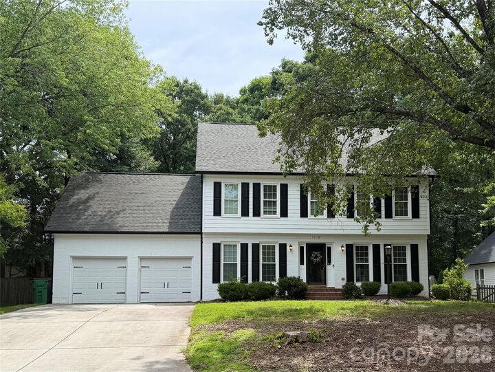Property Photo: 10129 Hanover Glen Road NC 28210