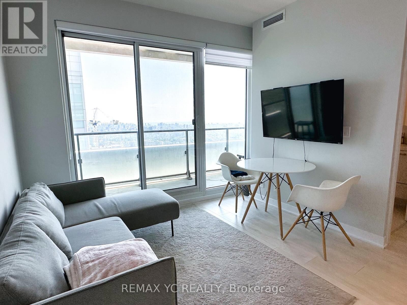 Property Photo: 2221 Yonge Street 4607 ON M4S 0B8