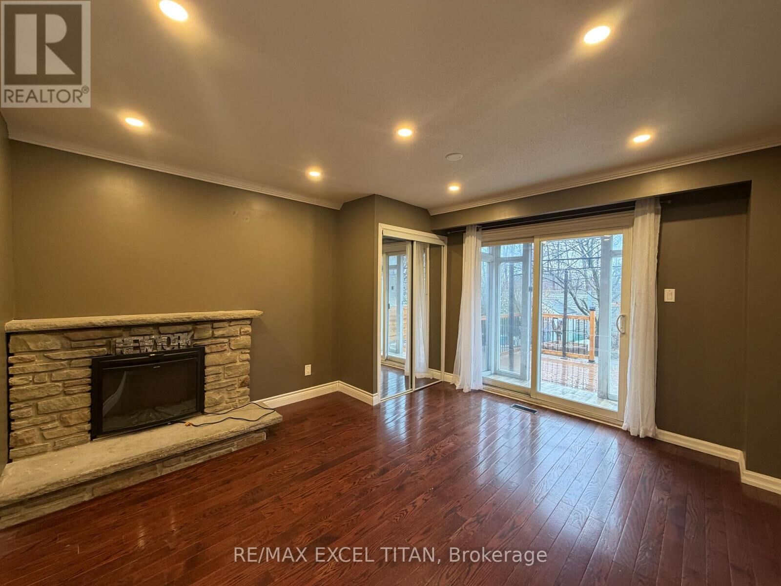 Property Photo:  251 Shawnee Circle Ground  ON M2H 2Y3 