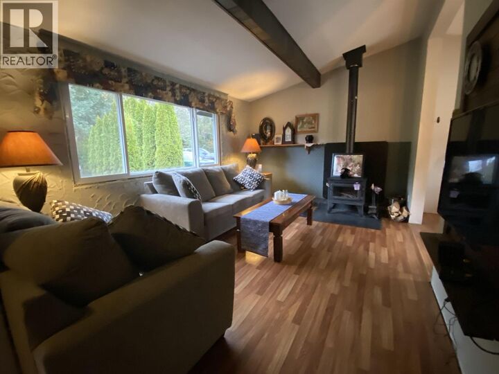 Photo de la propriété:  5203 Gossen Creek Street  BC V8G 0A6 