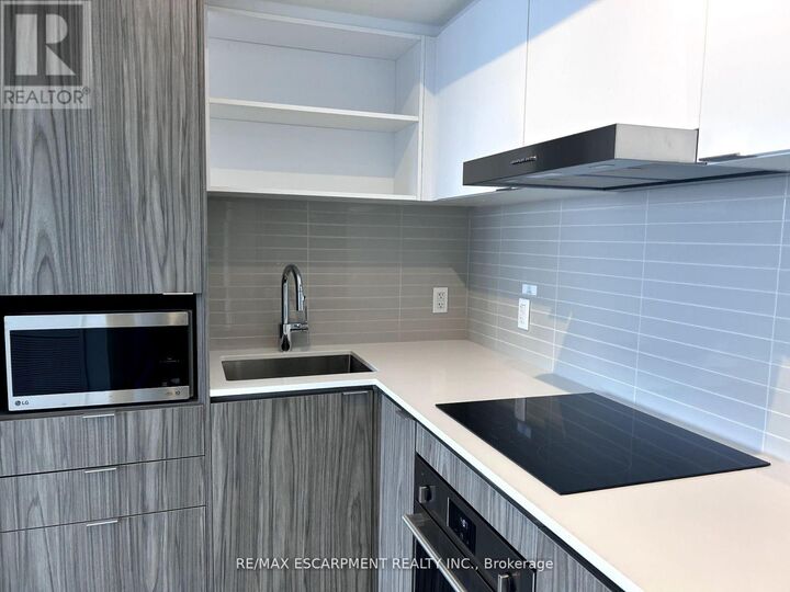 Property Photo:  55 Cooper Street 4711  ON M5E 0G1 