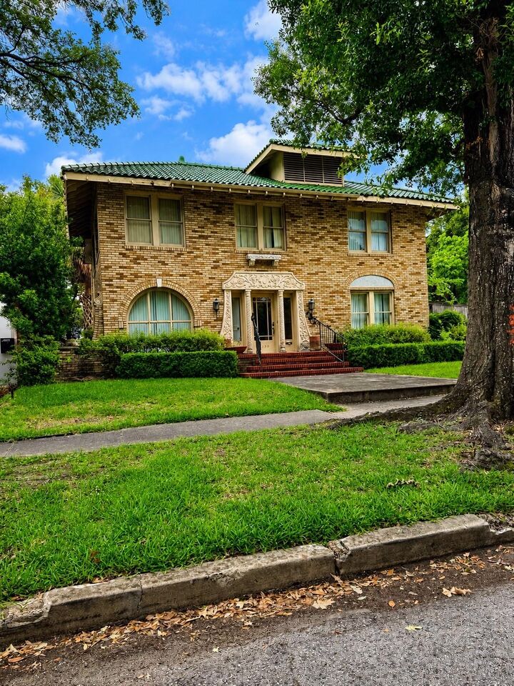 Property Photo:  2139 Quenby Street  TX 77005 