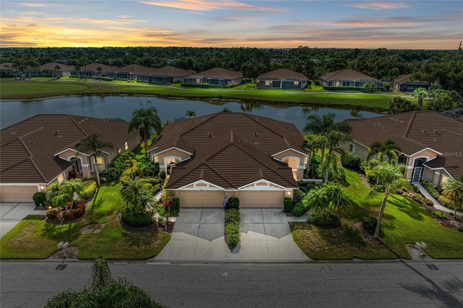 Property Photo: 9532 Forest Hills Circle FL 34238