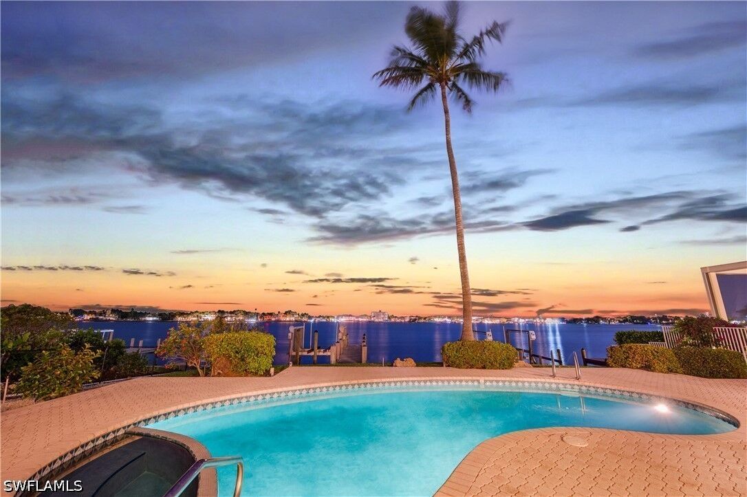 Property Photo: 1535 Dolphin Lane FL 34102