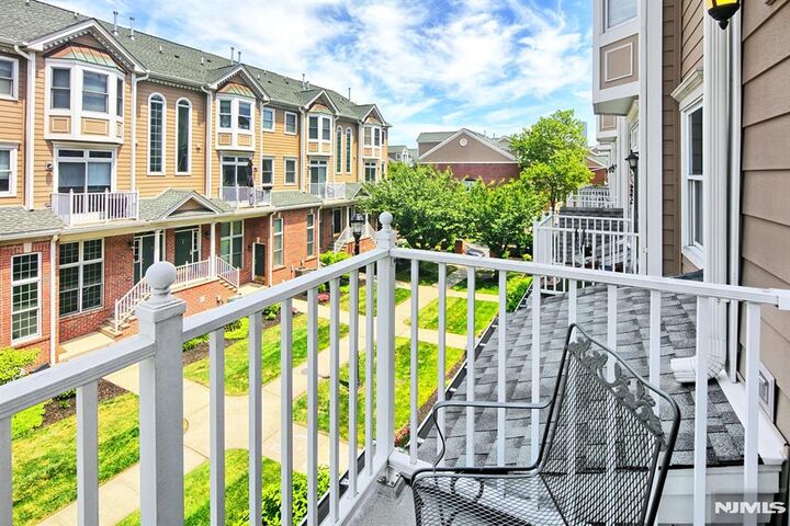 Property Photo:  377 Kingston Court  NJ 07093 