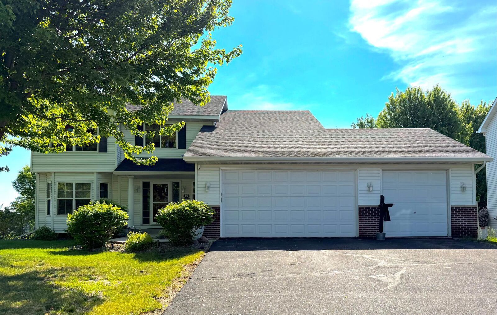 Property Photo:  2208 Saddlebrook Road  MN 55313 