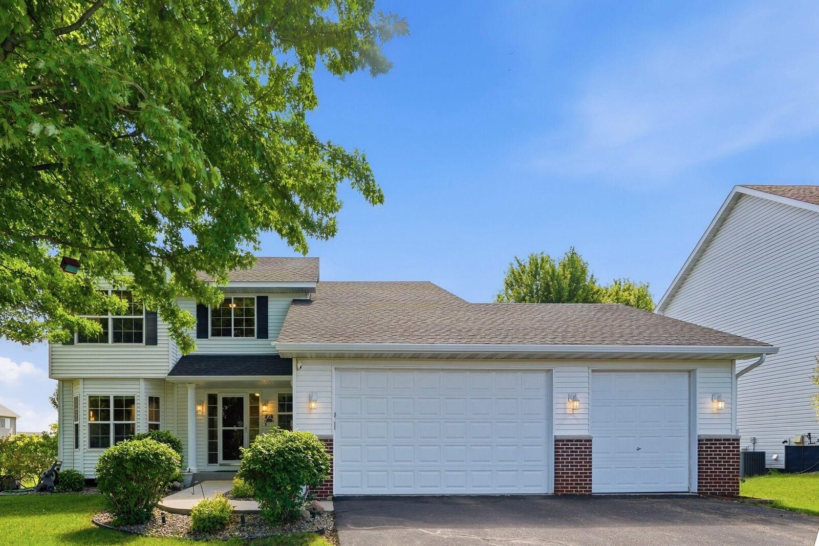 Property Photo:  2208 Saddlebrook Road  MN 55313 