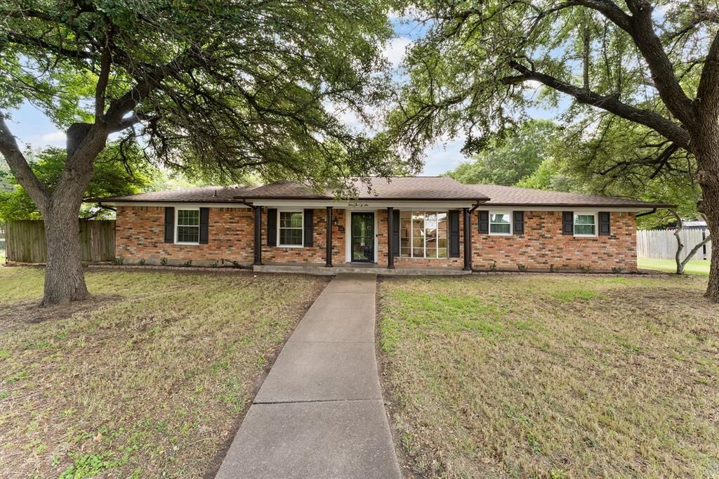 Property Photo: 426 Brook Hollow Circle TX 75115