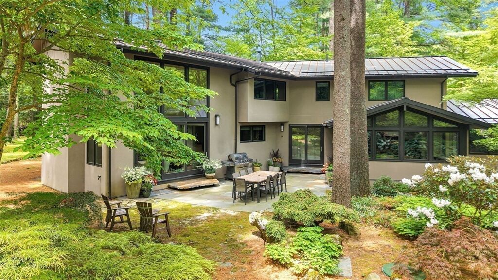 Property Photo:  6 Baldwin Circle  MA 02493 