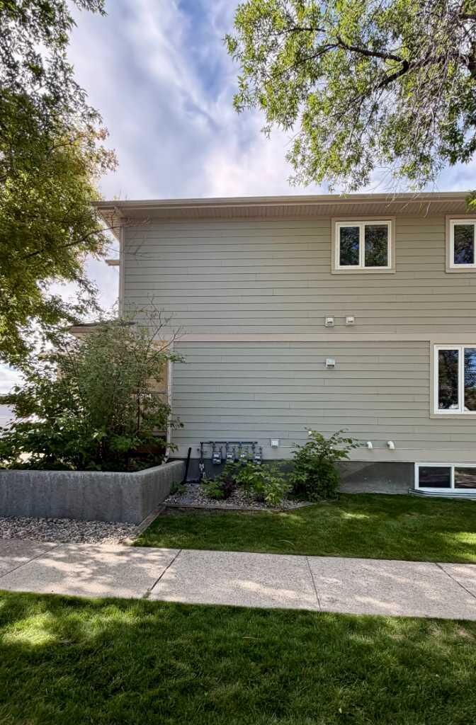 Property Photo: 645 12 A Street N #4 AB T1H 2K1