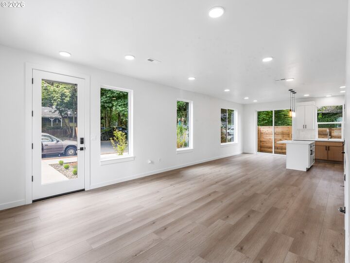Property Photo: 6605 N Seneca St OR 97203