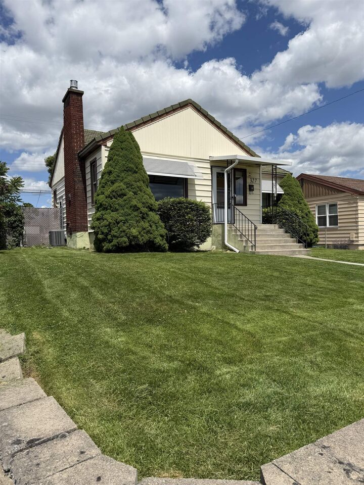 Property Photo:  327 E Garland Ave  WA 99207 