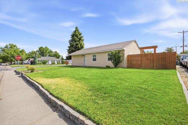 Property Photo: 912 Cottonwood Drive WA 99352