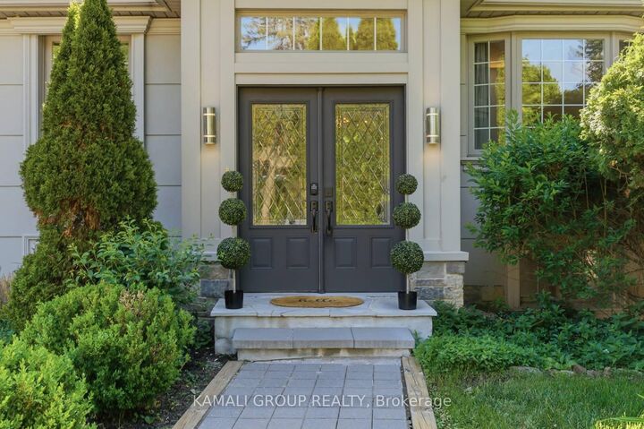 Property Photo: 61 Lawnwood Court ON L4C 4T1