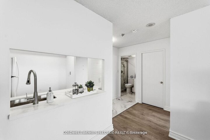 Property Photo: 2550 Lawrence Avenue E 815 ON M1P 4Z3