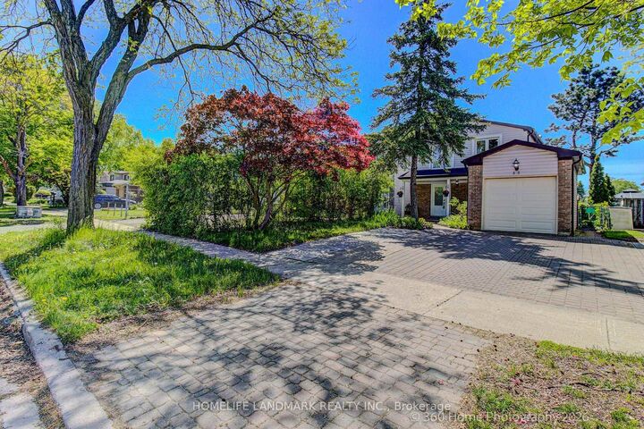 33 Kitsilano Crescent — photo 1