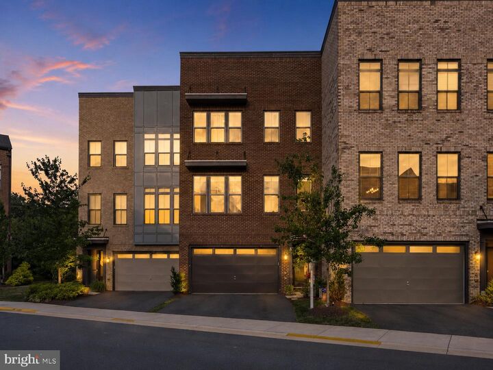 Property Photo:  23072 Sullivans Cove Square  VA 20148 